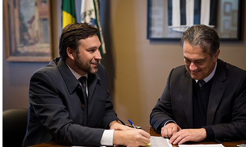 Plauto e Pauliki comemoram a conquista de 50 viaturas para a PM