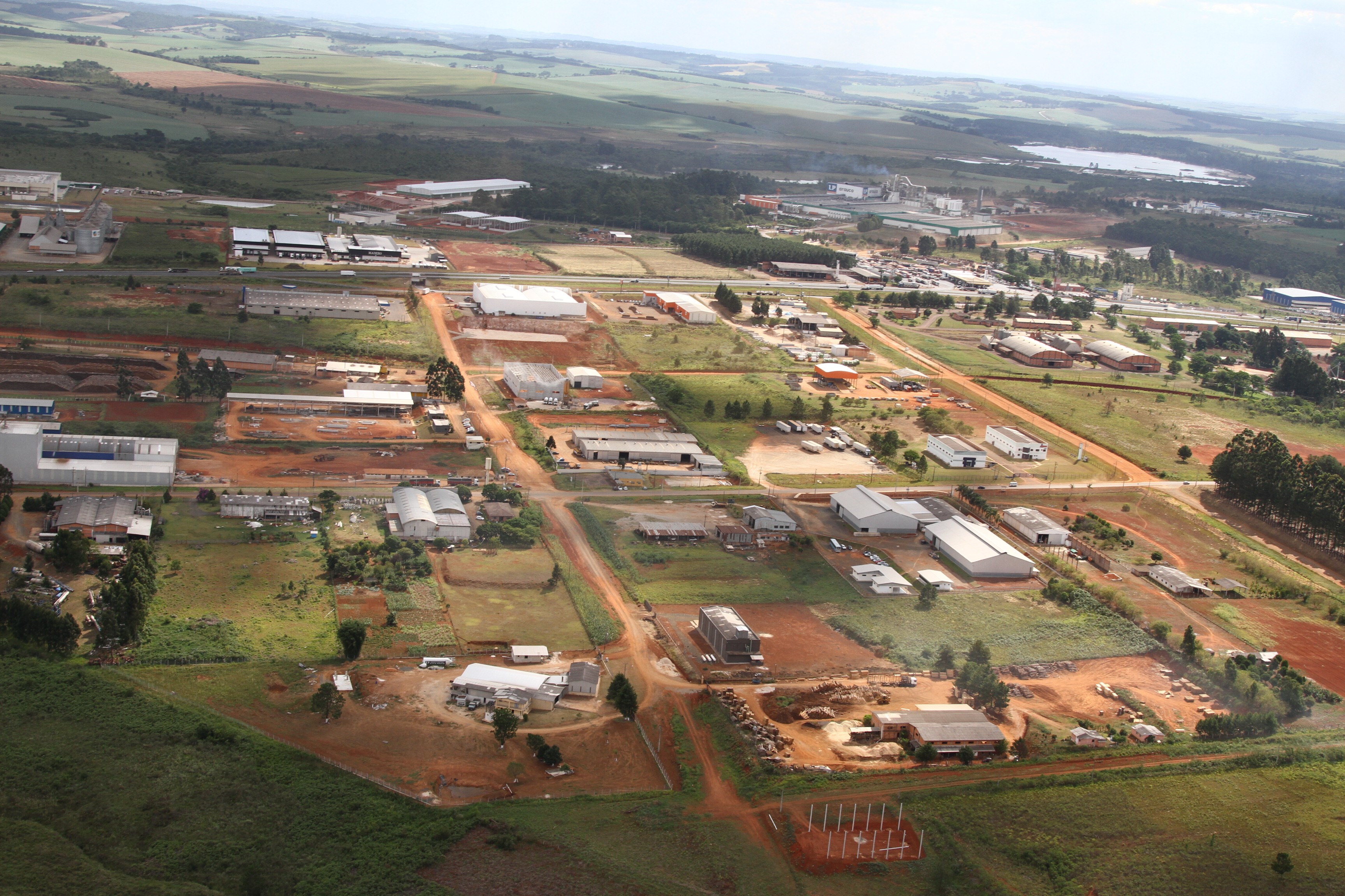 Andar no distrito industrial de Ponta Grossa só de trator!